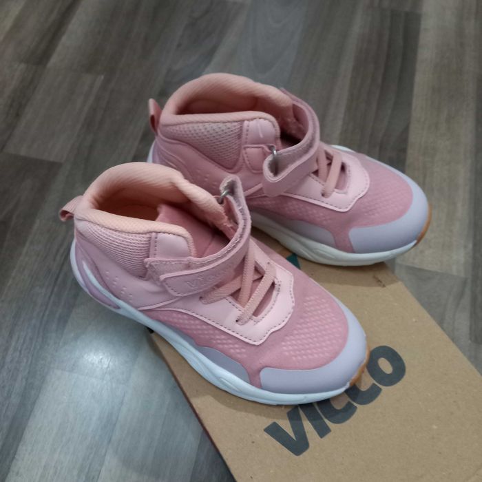 Детски  спортни обувки.