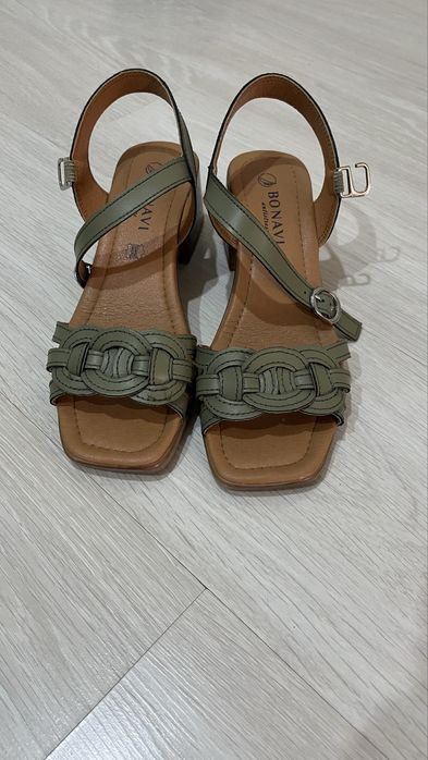 Продам босоножки