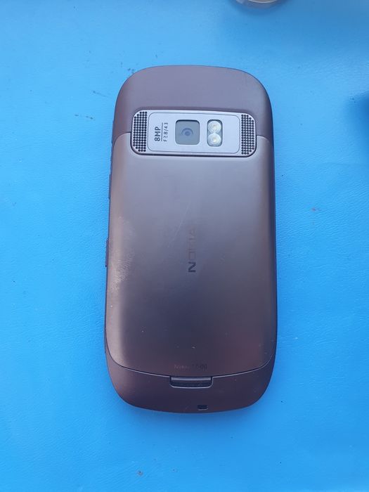 Nokia C7-00 brown