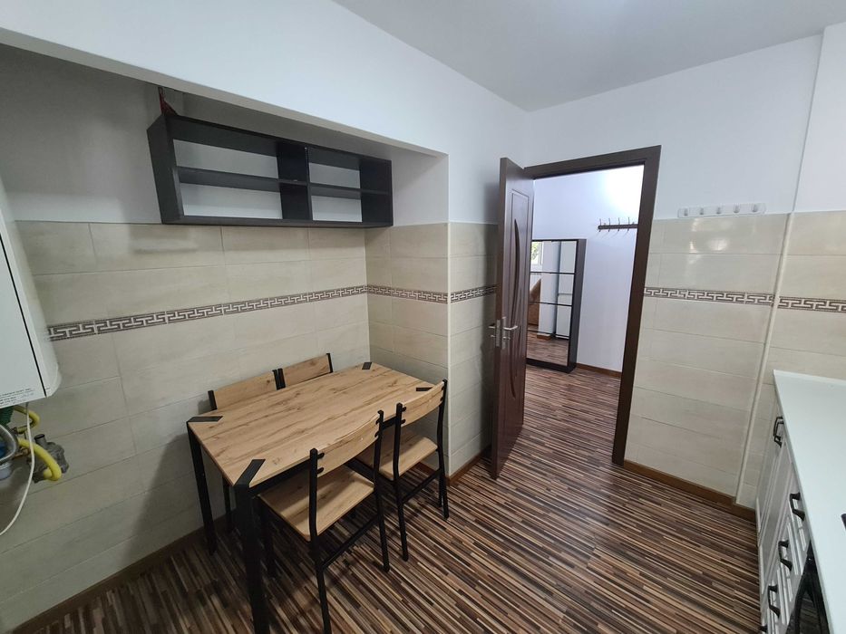 Închiriez apartament 2 camere - Municipiul Roman, Zona Anton Pann