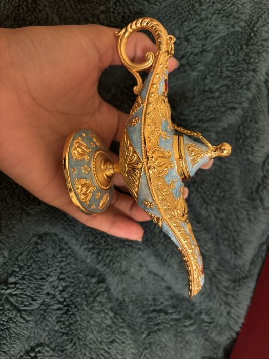 Сувенирная лампа Алладина которая является предметом коллекцинирования