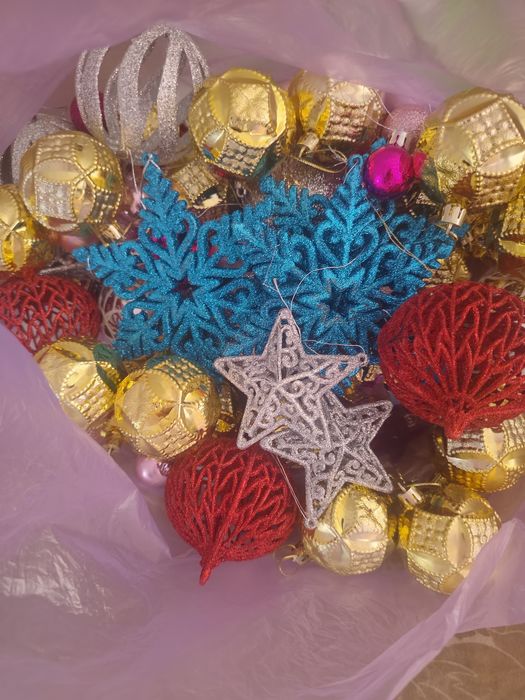 Продам елку с игрушками и гирляндами