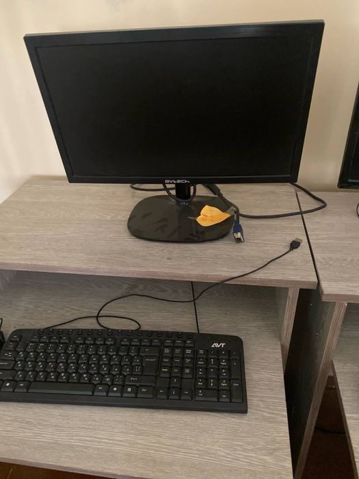 Srochna sotiladi ofisnoy mebellar stol stul partalar kompyuterlar