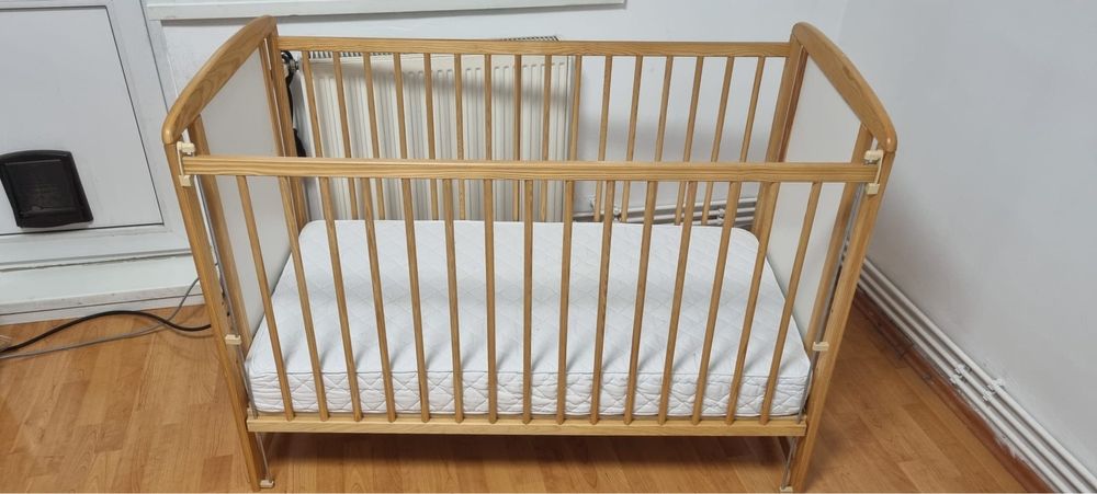 Pătuț Timmi din lemn masiv de pin și mdf cu saltea de cocos 120x60