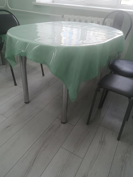 Столы, стулья разные, удобны для дома и буфета