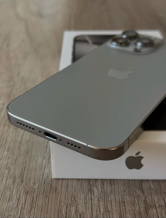 iPhone 16 pro (E-sim) 128 gb.