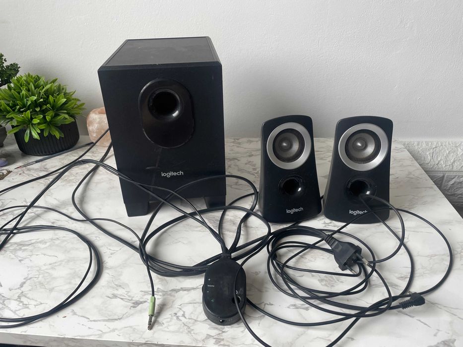 Аудио система Logitech Z313 2.1 - За ремонт части (проблем в платката)