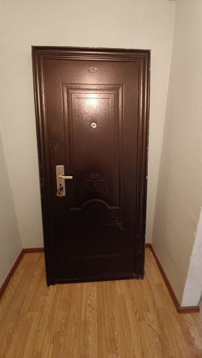 Продам входную дверь б/у