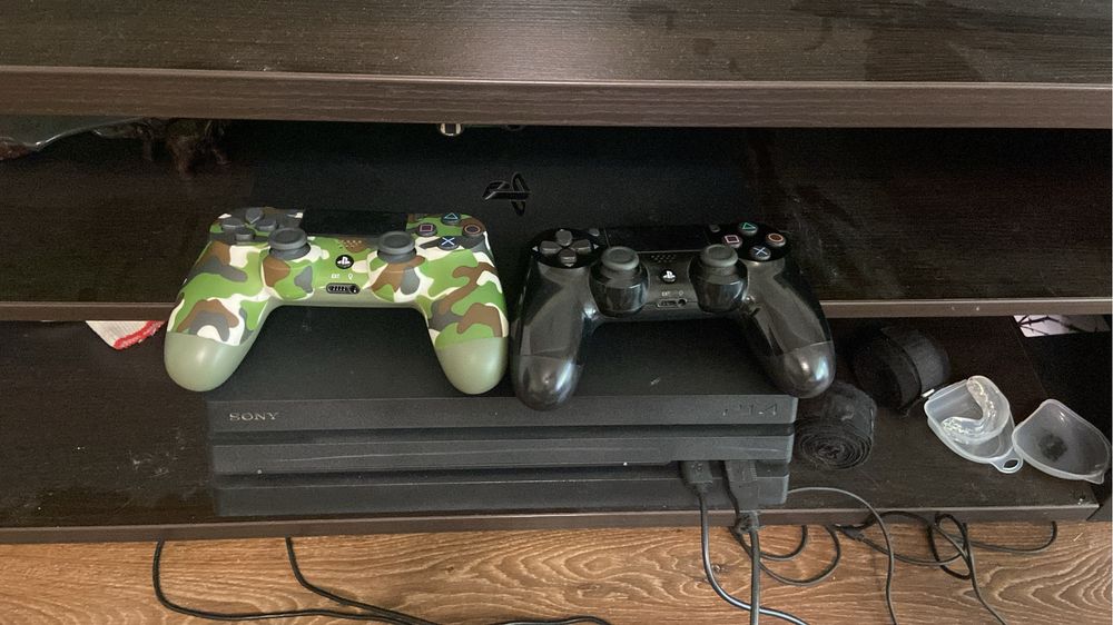 PS4 Pro 1 ТБ, 2 геймада, игры