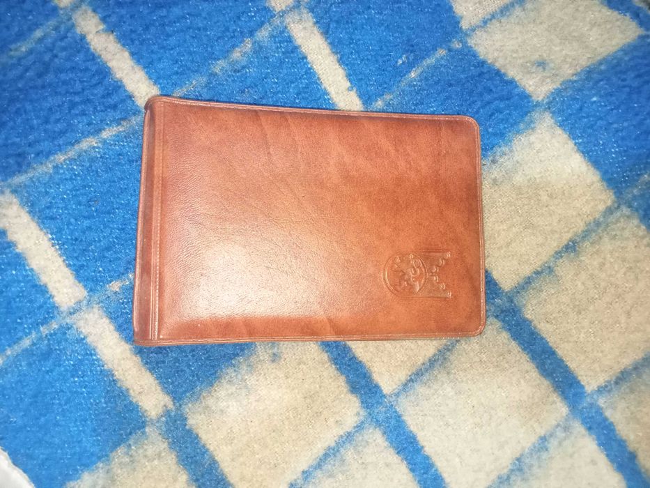 Кожен калъф за марки.