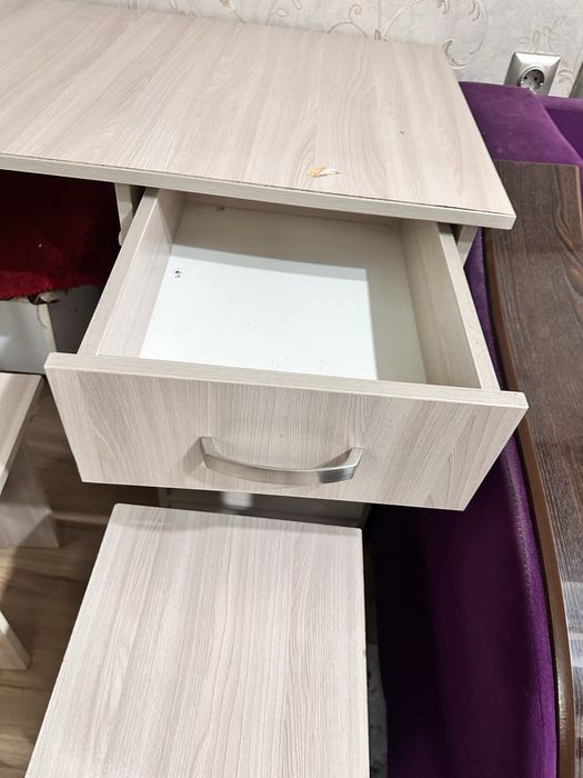 Продам учебный стол + 4 тобуретки