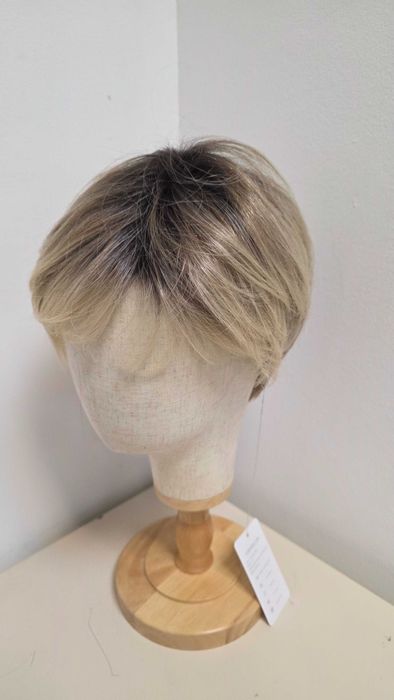 Perucă Haircube scurtă pixie blond cenușiu cu rădăcini închise – nouă