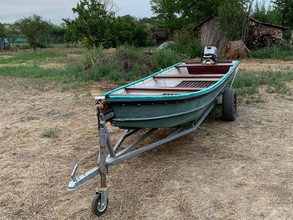 Barcă cu motor și peridoc