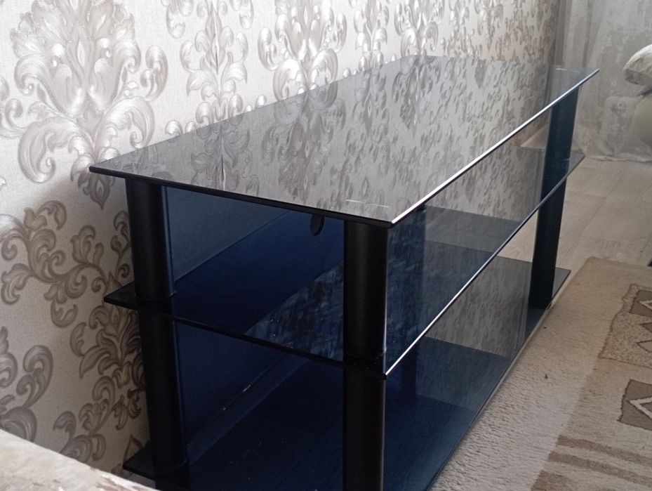 Стол  под ТВ, очень хорошего качества. Страна  Производитель Россия.