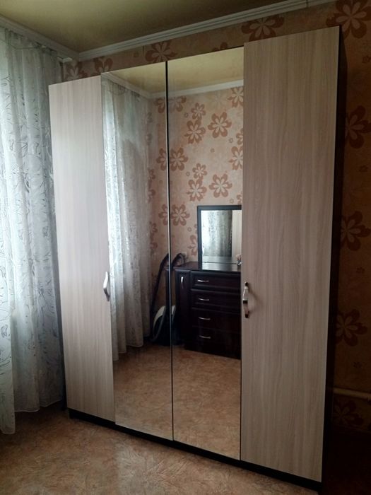 Шкаф с зеркалом.