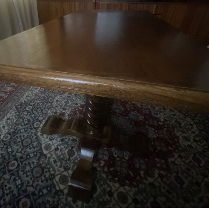 Резбована холна маса