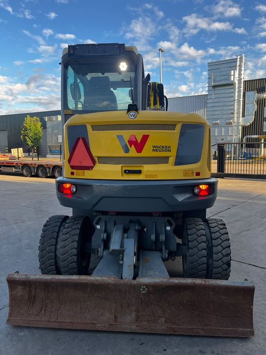 Excavator pe roti cu powertilt