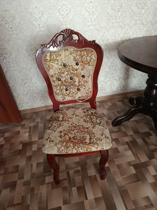 Стол со стульями