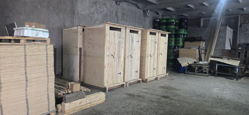 Деревянный дачный туалет