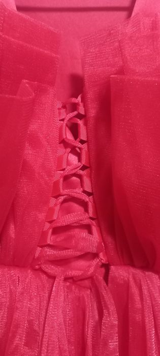 Продам платье со шлейфом красное