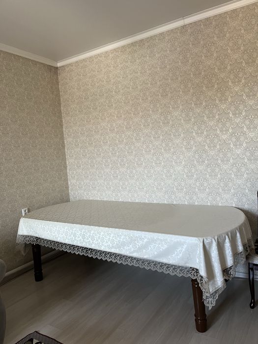 Продается стол коричневый