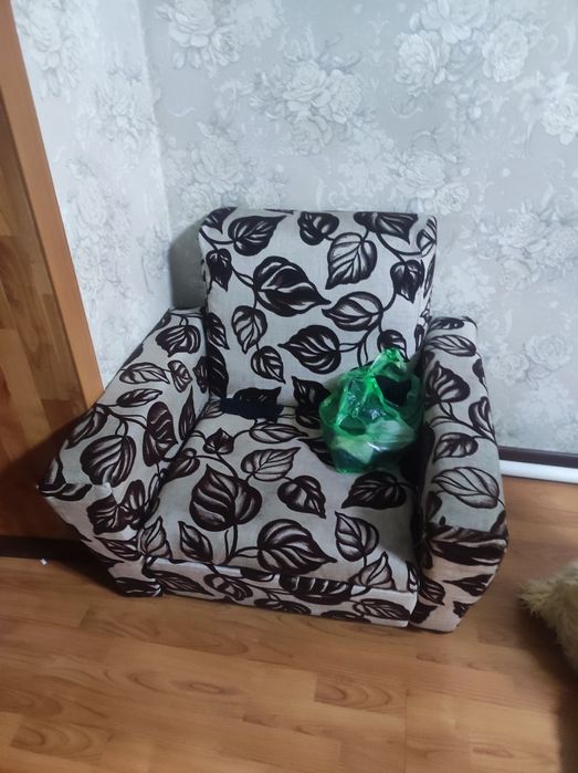 Продам диван с двумя креслами