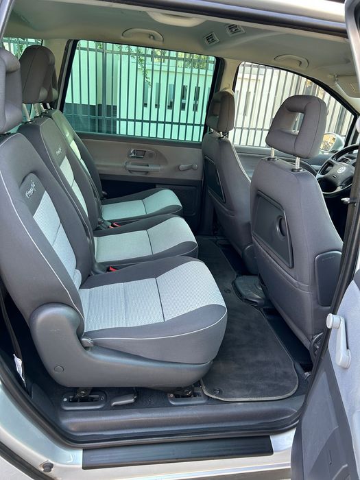 Se vinde vw sharan 7 locuri 2.0 TDI 140 cp model freestayl an 2009 etc..