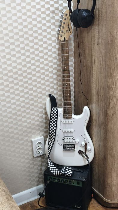 Электрогитара Squier Bullet Stratocaster HT