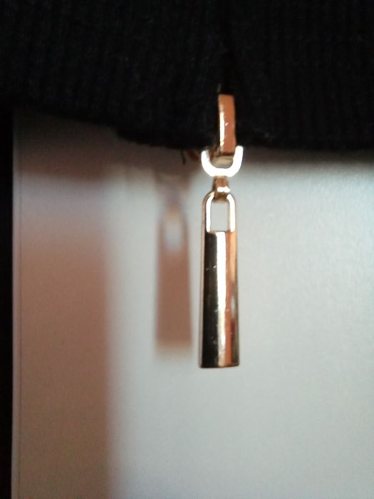 Къса Блуза с цип в черен цвят