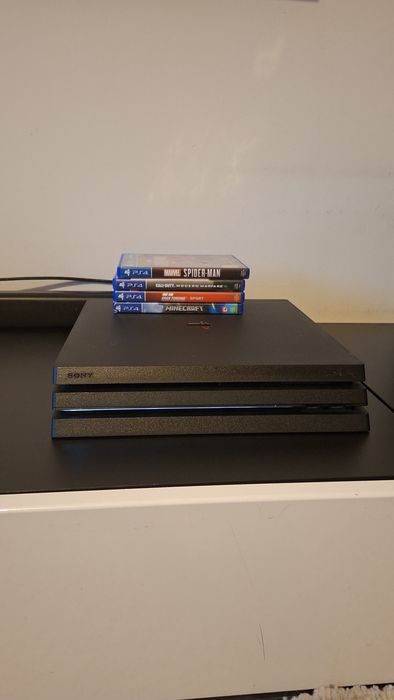 PlayStation 4 Pro cu 4 jocuri
