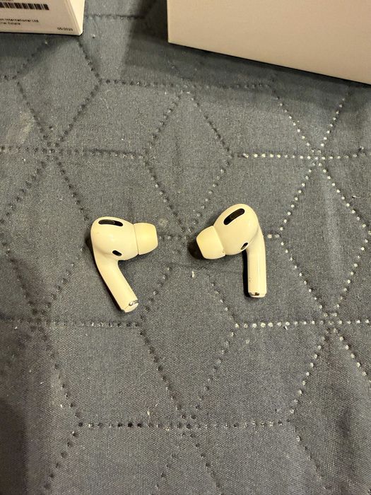 Apple AirPods Pro — отлично състояние, оригинал + заряден кейс
