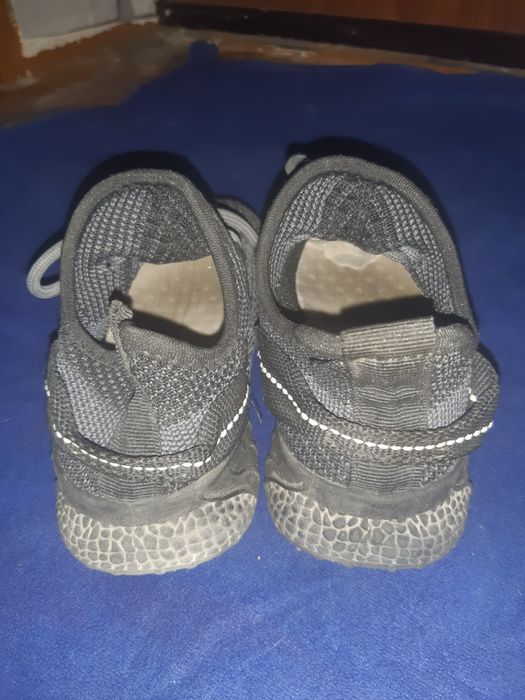 Срочно  продам изики кроссовки детские на мальчика /девочку