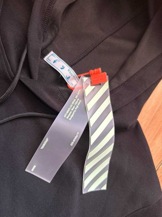 Hanorac Off White cu eticheta (nu Nike, Gucci, Adidas, Balenciaga)