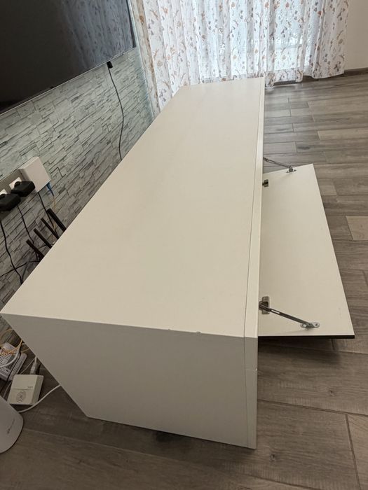 Продавам тв шкаф