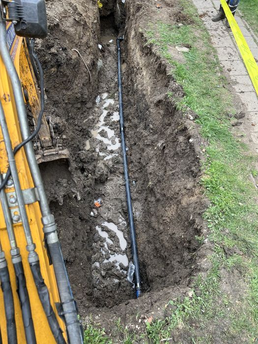 Изкопни и почистващи дейности полагане на канал с малък багер и бобкат