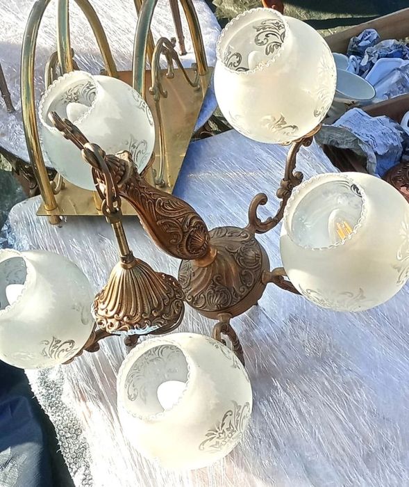 Superb candelabru din bronz masiv cu 5 brațe și globuri din sticla cu model floral ,piesa cu o lucrătură de o foarte mare finețe