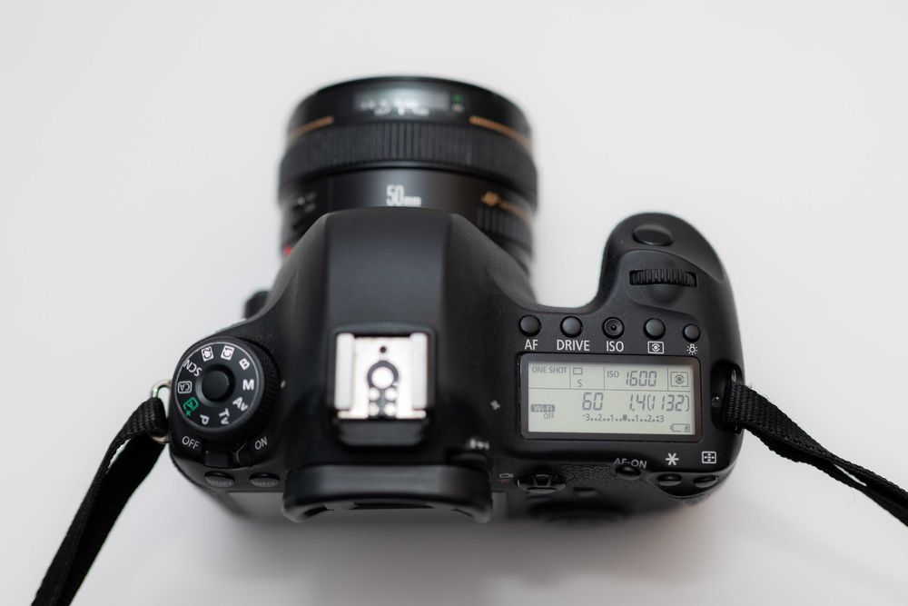 Kit foto Canon DSLR + obiectiv 50mm + blitz Yongnuo