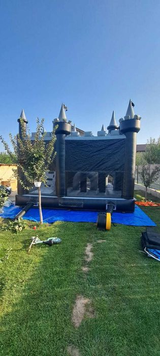 Castel gonflabil cu tobogan si piscina cu bile pentru cei mici