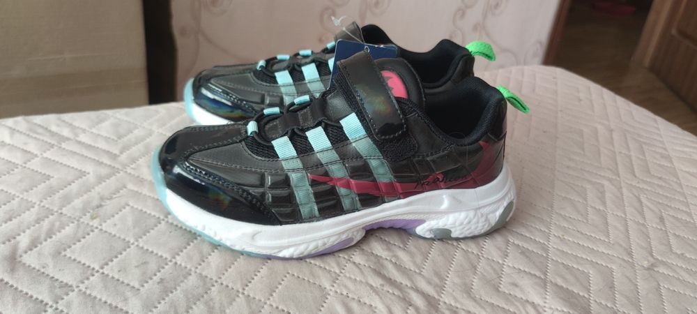 Кроссовки на девочку