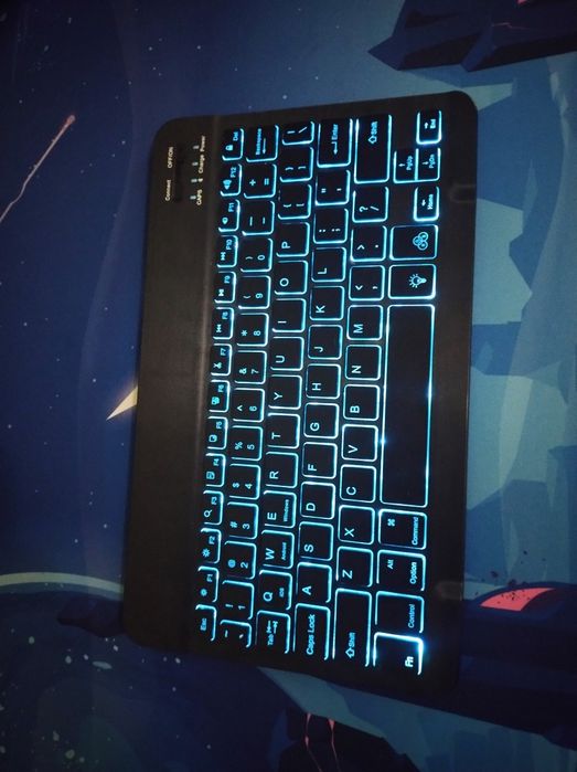Tastatura neagra iluminata wireless