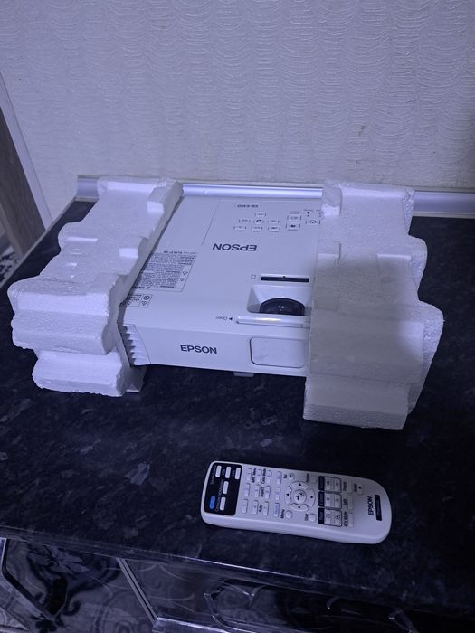 Proyektor sotiladi. Прадаетца проектор Epson