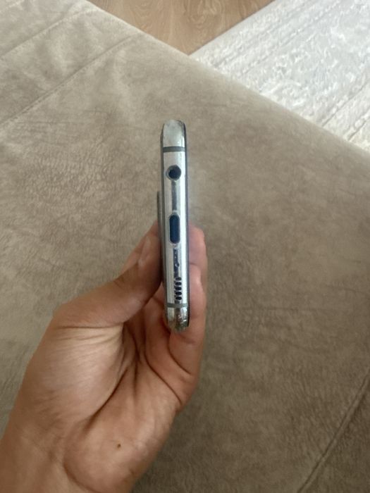 Samsung S10e.