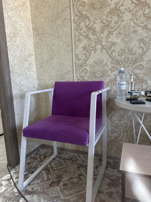 Продам 2 кресла и столик