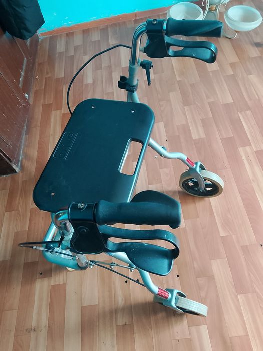 Продам ходунки на колесиках