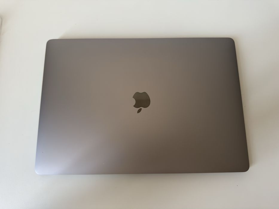 Apple Macbook 2019 i7 16’ 16/512