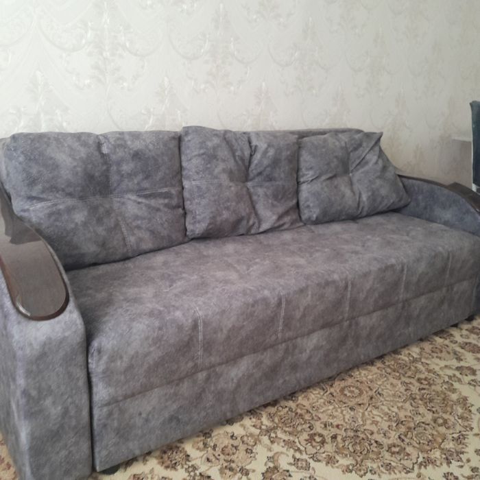 Диван +стол со стулями