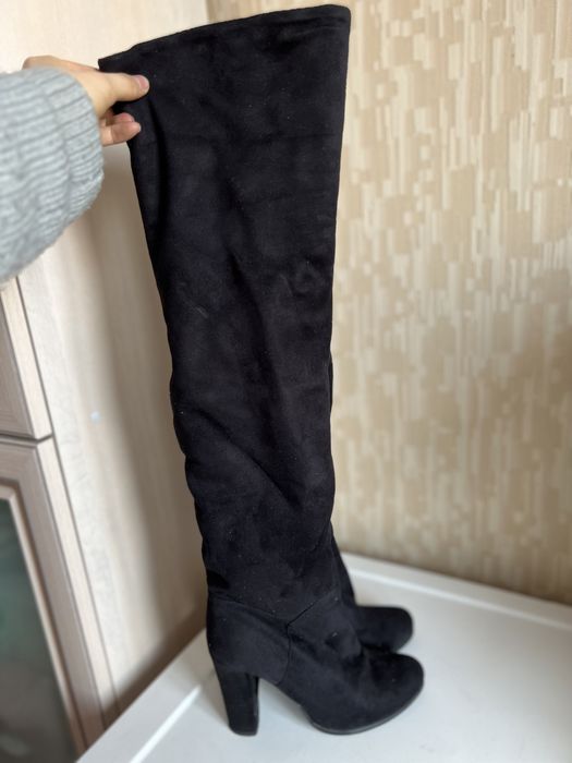 Красивые зимние теплые замшевые сапоги на каблуках