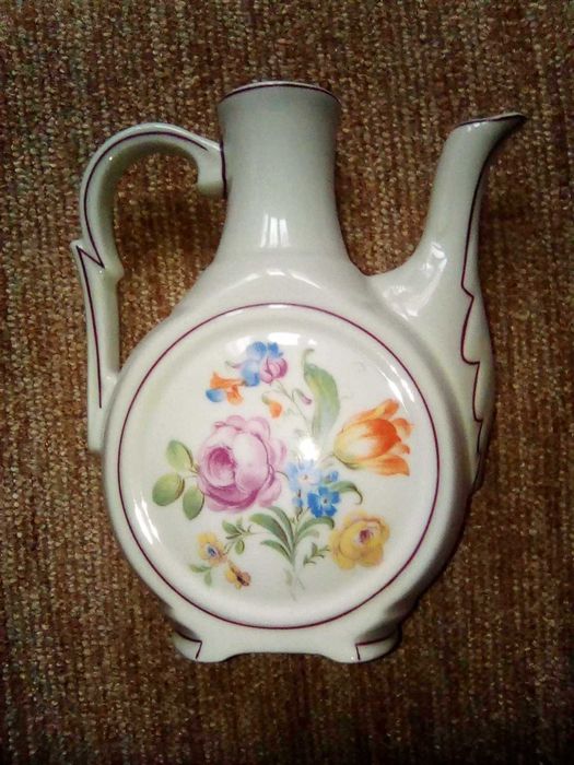 прибори; каничка и чаши