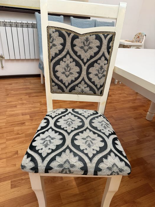 Стол со стульями