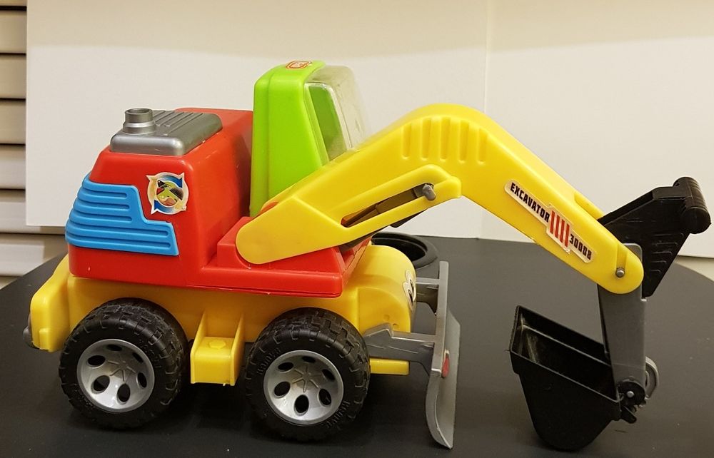 Машинка- трансформер.,Кран .Всё отличного качества и в отличном состоя